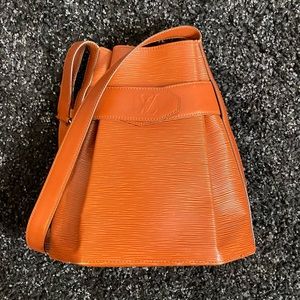 LOUIS VUITTON 💋Vintage Sac D’Epaule Epi Leather